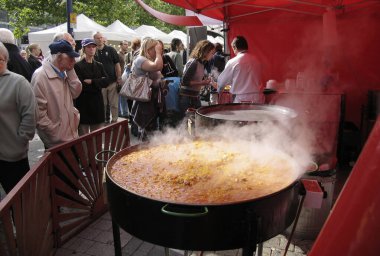 Paella yapımı ve satışı, Avrupa 'da yaz aylarında İspanyol yemeği, Birmingham, Birleşik Krallık' ta pazar yeri konsepti