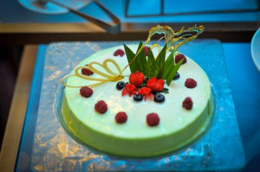 Çok renkli dekore edilmiş, tatlı tatlı parti kekleri ya da parti için ikram edilen pastalar, pasta, pasta ve pasta ile bar tatlısı seçimi konferans içeriği oluşturan bir büfede kahve molası.