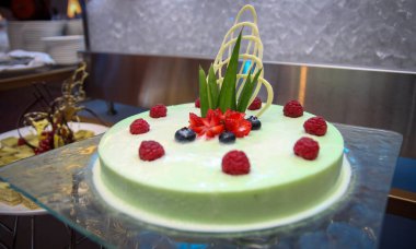 Çok renkli dekore edilmiş, tatlı tatlı parti kekleri ya da parti için ikram edilen pastalar, pasta, pasta ve pasta ile bar tatlısı seçimi konferans içeriği oluşturan bir büfede kahve molası.