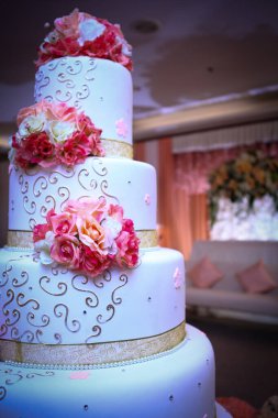 Çok renkli dekore edilmiş, tatlı tatlı parti kekleri ya da parti için ikram edilen pastalar, pasta, pasta ve pasta ile bar tatlısı seçimi konferans içeriği oluşturan bir büfede kahve molası.