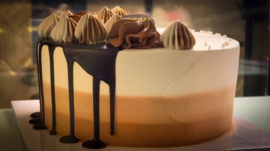 Çok renkli dekore edilmiş, tatlı tatlı parti kekleri ya da parti için ikram edilen pastalar, pasta, pasta ve pasta ile bar tatlısı seçimi konferans içeriği oluşturan bir büfede kahve molası.