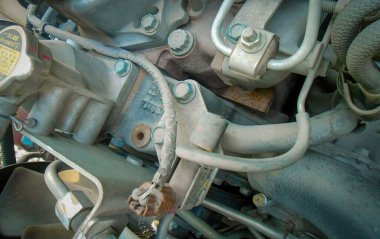 Metin için fotokopi alanı olan dizel kamyon motoru veya kamyon motoru. İç dizel kamyon motoru veya otomobil motorunun metalik arka planı.