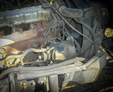 Metin için fotokopi alanı olan dizel kamyon motoru veya kamyon motoru. İç dizel kamyon motoru veya otomobil motorunun metalik arka planı.