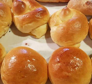 Taze pişmiş yumuşak ekmek ve sert ekmek ruloları. Sıcak taze tereyağlı rulo. multimedya içeriği arka planınız ve restoran menünüz için iyi