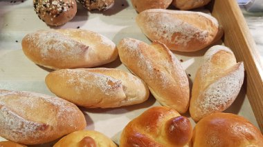 Taze pişmiş yumuşak ekmek ve sert ekmek ruloları. Sıcak taze tereyağlı rulo. multimedya içeriği arka planınız ve restoran menünüz için iyi