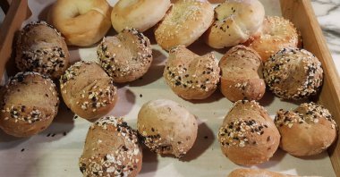 Taze pişmiş yumuşak ekmek ve sert ekmek ruloları. Sıcak taze tereyağlı rulo. multimedya içeriği arka planınız ve restoran menünüz için iyi