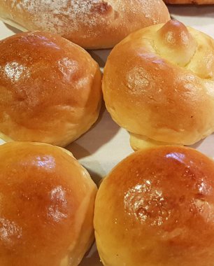 Taze pişmiş yumuşak ekmek ve sert ekmek ruloları. Sıcak taze tereyağlı rulo. multimedya içeriği arka planınız ve restoran menünüz için iyi