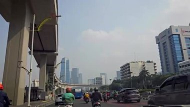 Şehirdeki trafik sıkışıklığı ve trafik akışı, kentsel yollarda trafik sıkışıklığı, kaos ve ağır kirlilik multimedya içeriği oluşturmada iyidir