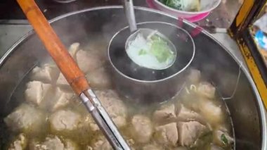Bakso ya da köfte pişirme, köfte pişirme, köfte hazırlama, alıcıya köfte hazırlayan bir bakso satıcısının manzarası, multimedya içeriği oluşturmada iyi