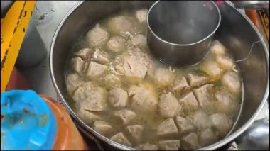 Bakso ya da köfte pişirme, köfte pişirme, köfte hazırlama, alıcıya köfte hazırlayan bir bakso satıcısının manzarası, multimedya içeriği oluşturmada iyi