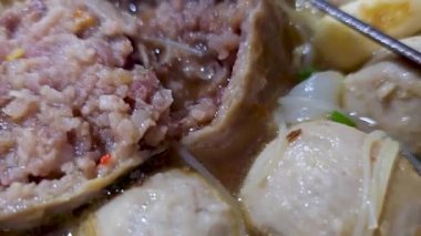 Bakso ya da köfte pişirme, köfte pişirme, köfte hazırlama, alıcıya köfte hazırlayan bir bakso satıcısının manzarası, multimedya içeriği oluşturmada iyi