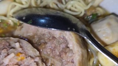 Bakso ya da köfte pişirme, köfte pişirme, köfte hazırlama, alıcıya köfte hazırlayan bir bakso satıcısının manzarası, multimedya içeriği oluşturmada iyi