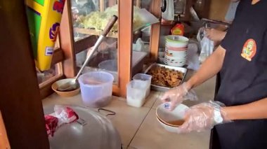 Bakso ya da köfte pişirme, köfte pişirme, köfte hazırlama, alıcıya köfte hazırlayan bir bakso satıcısının manzarası, multimedya içeriği oluşturmada iyi