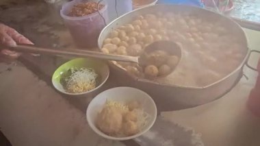 Bakso ya da köfte pişirme, köfte pişirme, köfte hazırlama, alıcıya köfte hazırlayan bir bakso satıcısının manzarası, multimedya içeriği oluşturmada iyi