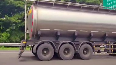 Kentsel şehirde ve Endonezya 'da şehir sokaklarında ticari teslimat yapan büyük bir kamyon. Endonezya' da lojistik ulaşım sistemi. Yolda büyük kamyonlar, multimedya içeriği oluşturmada iyi.