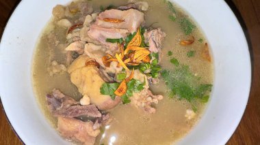 Bir kase doyurucu geleneksel kuzu eti çorbası et parçaları ve taze sebzeler ve bir dilim limon. Rahatlatıcı ve lezzetli bir yemeğin tadını çıkarmak için birebir. Yemek tarifi kitabına iyi gelir.