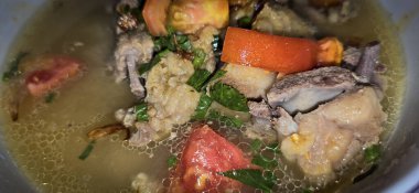 Bir kase doyurucu geleneksel kuzu eti çorbası et parçaları ve taze sebzeler ve bir dilim limon. Rahatlatıcı ve lezzetli bir yemeğin tadını çıkarmak için birebir. Yemek tarifi kitabına iyi gelir.