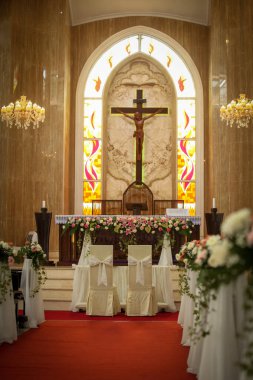 Güzel kilise ve sunak, nefes kesici bir katedral manzarası çarpıcı vitray pencereleri ve zarif mimarisi olan, multimedya ve içerik yaratımı için iyi.