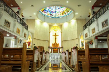 Güzel kilise ve sunak, nefes kesici bir katedral manzarası çarpıcı vitray pencereleri ve zarif mimarisi olan, multimedya ve içerik yaratımı için iyi.