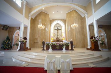 Güzel kilise ve sunak, nefes kesici bir katedral manzarası çarpıcı vitray pencereleri ve zarif mimarisi olan, multimedya ve içerik yaratımı için iyi.