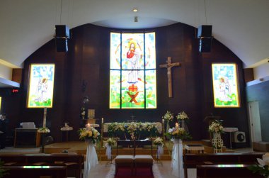 Güzel kilise ve sunak, nefes kesici bir katedral manzarası çarpıcı vitray pencereleri ve zarif mimarisi olan, multimedya ve içerik yaratımı için iyi.