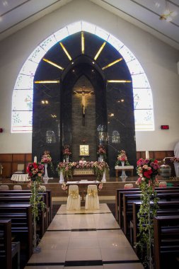 Güzel kilise ve sunak, nefes kesici bir katedral manzarası çarpıcı vitray pencereleri ve zarif mimarisi olan, multimedya ve içerik yaratımı için iyi.