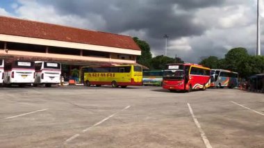 Jakarta, Endonezya, 04 Ekim 2024, Endonezya şehirler arası otobüs ve koç, Endonezya 'nın şehirleri arasında uzun atlama ulaşımı, şehirler arası otobüs ve Asya' nın koçu, multimedya içeriği oluşturmanız için iyi.