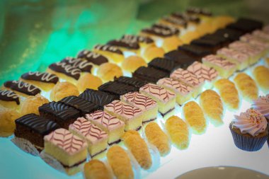 çok lezzetli renkli dekore edilmiş tatlı tatlı parti kekleri ya da parti için ikram edilen pastalar, pasta, pasta ve pasta ile tatlı seçimi, konferans sırasında kahve molası, yemek kitabı ve multimedya içeriği için iyi