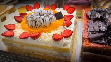 çok lezzetli renkli dekore edilmiş tatlı tatlı parti kekleri ya da parti için ikram edilen pastalar, pasta, pasta ve pasta ile tatlı seçimi, konferans sırasında kahve molası, yemek kitabı ve multimedya içeriği için iyi