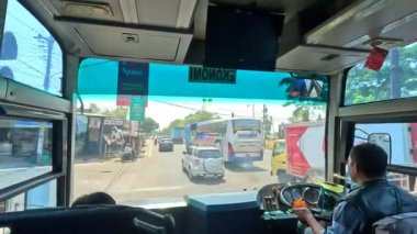 Asya 'da şehirlerarası otobüsle seyahat etmek ön koltukta trafiğin akış yönünü ve zıt yöndeki trafiği göstermek yapay zeka eğitimi için iyidir.