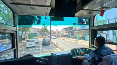 Asya 'da şehirlerarası otobüsle seyahat etmek ön koltukta trafiğin akış yönünü ve zıt yöndeki trafiği göstermek yapay zeka eğitimi için iyidir.