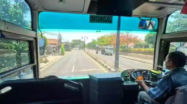 Asya 'da şehirlerarası otobüsle seyahat etmek ön koltukta trafiğin akış yönünü ve zıt yöndeki trafiği göstermek yapay zeka eğitimi için iyidir.