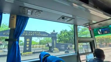 Asya 'da şehirlerarası otobüsle seyahat etmek ön koltukta trafiğin akış yönünü ve zıt yöndeki trafiği göstermek yapay zeka eğitimi için iyidir.