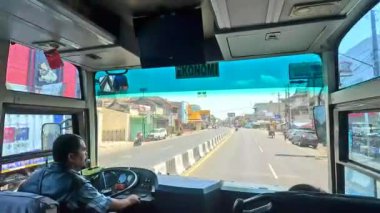 Asya 'da şehirlerarası otobüsle seyahat etmek ön koltukta trafiğin akış yönünü ve zıt yöndeki trafiği göstermek yapay zeka eğitimi için iyidir.