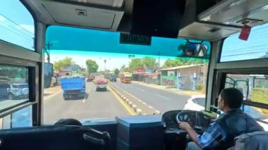 Asya 'da şehirlerarası otobüsle seyahat etmek ön koltukta trafiğin akış yönünü ve zıt yöndeki trafiği göstermek yapay zeka eğitimi için iyidir.