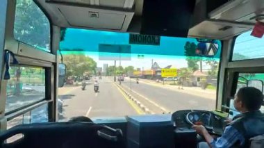 Asya 'da şehirlerarası otobüsle seyahat etmek ön koltukta trafiğin akış yönünü ve zıt yöndeki trafiği göstermek yapay zeka eğitimi için iyidir.