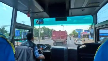 Asya 'da şehirlerarası otobüsle seyahat etmek ön koltukta trafiğin akış yönünü ve zıt yöndeki trafiği göstermek yapay zeka eğitimi için iyidir.