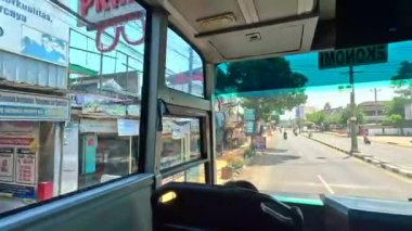 Asya 'da şehirlerarası otobüsle seyahat etmek ön koltukta trafiğin akış yönünü ve zıt yöndeki trafiği göstermek yapay zeka eğitimi için iyidir.