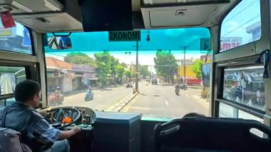 Asya 'da şehirlerarası otobüsle seyahat etmek ön koltukta trafiğin akış yönünü ve zıt yöndeki trafiği göstermek yapay zeka eğitimi için iyidir.