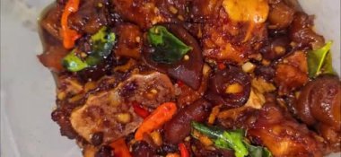 Kızarmış inek buğulama, tatlı ve tuzlu soya sosuyla pişirilmiş ve yerel Endonezya mutfağında oseng kikil mercon olarak bilinen baharatlı kuş gözü chili.