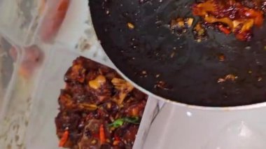 Kızarmış inek buğulama, tatlı ve tuzlu soya sosuyla pişirilmiş ve yerel Endonezya mutfağında oseng kikil mercon olarak bilinen baharatlı kuş gözü chili.