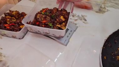 Kızarmış inek buğulama, tatlı ve tuzlu soya sosuyla pişirilmiş ve yerel Endonezya mutfağında oseng kikil mercon olarak bilinen baharatlı kuş gözü chili.