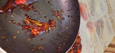 Kızarmış inek buğulama, tatlı ve tuzlu soya sosuyla pişirilmiş ve yerel Endonezya mutfağında oseng kikil mercon olarak bilinen baharatlı kuş gözü chili.