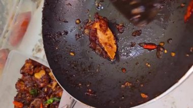 Kızarmış inek buğulama, tatlı ve tuzlu soya sosuyla pişirilmiş ve yerel Endonezya mutfağında oseng kikil mercon olarak bilinen baharatlı kuş gözü chili.