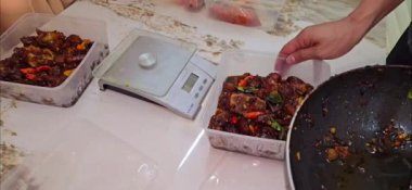 Kızarmış inek buğulama, tatlı ve tuzlu soya sosuyla pişirilmiş ve yerel Endonezya mutfağında oseng kikil mercon olarak bilinen baharatlı kuş gözü chili.