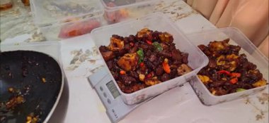 Kızarmış inek buğulama, tatlı ve tuzlu soya sosuyla pişirilmiş ve yerel Endonezya mutfağında oseng kikil mercon olarak bilinen baharatlı kuş gözü chili.