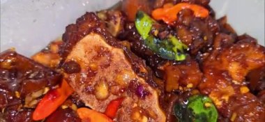 Kızarmış inek buğulama, tatlı ve tuzlu soya sosuyla pişirilmiş ve yerel Endonezya mutfağında oseng kikil mercon olarak bilinen baharatlı kuş gözü chili.