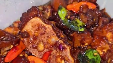 Kızarmış inek buğulama, tatlı ve tuzlu soya sosuyla pişirilmiş ve yerel Endonezya mutfağında oseng kikil mercon olarak bilinen baharatlı kuş gözü chili.