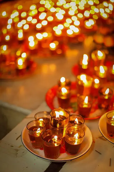 Göz kamaştırıcı bir dizi parlak mum sıraları oluşturur ve sıcak ışık yayar. Barışçıl ve ruhani bir ortam yaratmak için idealdir. Meditasyon, yansıma veya romantik ayarlar için mükemmel multimedya arka planı