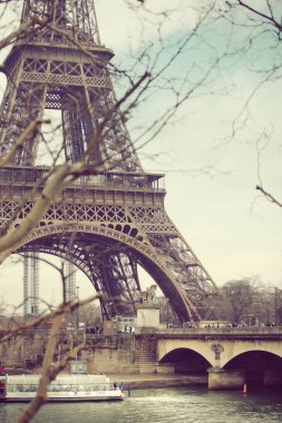 Paris, Fransa. Eiffel Kulesi, Paris 'in en ünlü simgelerinden biridir. Seyahat dergisi ve multimedya içeriği yaratımı için iyidir.